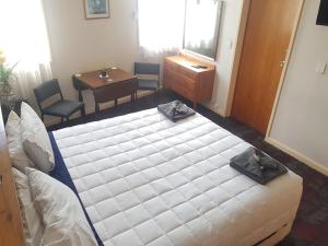מיטה או מיטות בחדר ב-Northern Wairoa Hotel