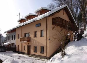 un gran edificio con nieve encima en Chata Artur, en Černý Důl