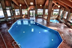 une grande piscine intérieure dans un bâtiment dans l'établissement Christopher Inn and Suites, à Chillicothe
