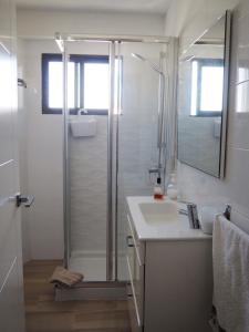 ロス・クリスティアーノスにあるSOUTH STAR. ESTRELLA DEL SURのバスルーム(シャワー、シンク付)