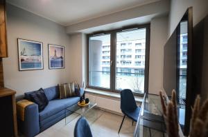 salon z kanapą i oknem w obiekcie CITYSTAY Plac Unii Gdynia Apartment w mieście Gdynia