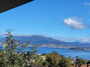 荷伯特的住宿－Hobart panoramic view with Spas，享有一大片水景