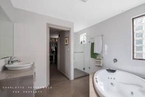 A bathroom at Hobart panoramic view with Spas