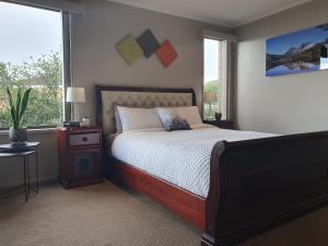 A bed or beds in a room at Hobart panoramic view with Spas