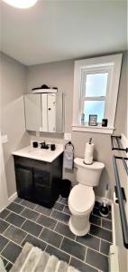 Bathroom sa Welcome to Hat City Danbury, A Suburban Retreat