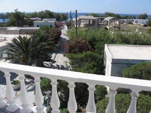 Foto da galeria de Studios-Apartments-Rooms Evelina Beach Pension a breath away from the Black Beach offer private rooms&studios to suit every traveler's needs em Perissa