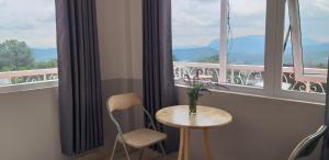Nespecifikovaný výhled na hory nebo výhled na hory při pohledu z hotelu