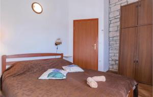 Postel nebo postele na pokoji v ubytování Beautiful Home In Hrboki With Wifi