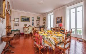 jadalnia ze stołem i krzesłami w obiekcie La Limonaia w mieście Ventimiglia