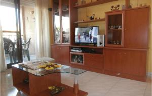 ロス・アルカサレスにあるAmazing Apartment In Los Alczares With 3 Bedrooms And Wifiのリビングルーム(エンターテイメントセンター、テレビ付)