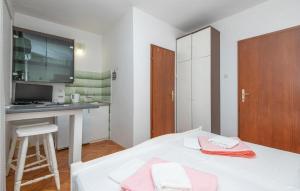 1 dormitorio con cama, escritorio y lavamanos en Amazing Apartment In Stari Grad With Kitchen, en Stari Grad