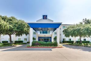 un bâtiment blanc avec un toit bleu dans l'établissement Motel 6-Lewisville, TX - Dallas, à Lewisville