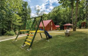 einen Spielplatz in einem Park mit Rutsche in der Unterkunft Lovely Home In Vrbovsko With Kitchen in Jablan