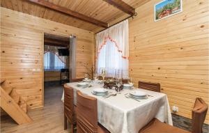 Restorāns vai citas vietas, kur ieturēt maltīti, naktsmītnē Lovely Home In Vrbovsko With Kitchen
