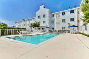 a swimming pool in front of a building at Motel 6-Lewisville, TX - Dallas in Lewisville