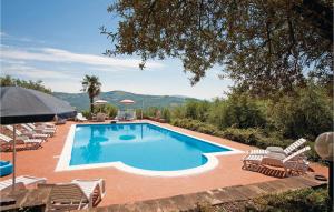 una piscina con un montón de sillas alrededor en Casa Grande, en Torricella