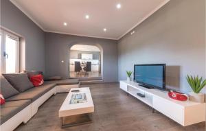 Telewizja i/lub zestaw kina domowego w obiekcie Lovely Home In Kastel Sucurac With House Sea View