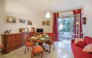 salon ze stołem i czerwoną kanapą w obiekcie La Casa Di Emilia w mieście Chiappa