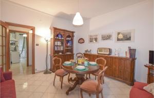 jadalnia ze stołem i krzesłami w pokoju w obiekcie La Casa Di Emilia w mieście Chiappa