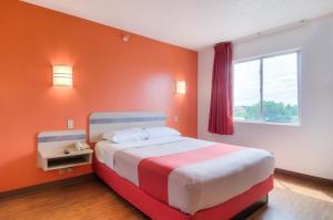 Postel nebo postele na pokoji v ubytování Motel 6-Joliet, IL - Chicago - I-55