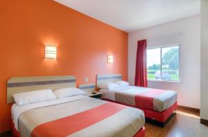 Postel nebo postele na pokoji v ubytování Motel 6-Joliet, IL - Chicago - I-55