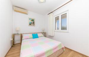 Posteľ alebo postele v izbe v ubytovaní Lovely Home In Okrug Gornji