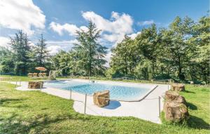 een zwembad in het midden van een tuin bij Lucaraia in Apecchio