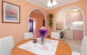 Kuchyň nebo kuchyňský kout v ubytování 2 Bedroom Nice Apartment In Rijeka