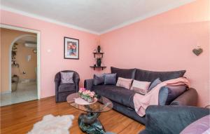 Posezení v ubytování 2 Bedroom Nice Apartment In Rijeka