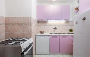 Kuchyň nebo kuchyňský kout v ubytování 2 Bedroom Nice Apartment In Rijeka