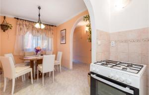 Kuchyň nebo kuchyňský kout v ubytování 2 Bedroom Nice Apartment In Rijeka