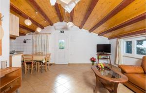 ein Wohnzimmer mit einem Sofa und einem Tisch in der Unterkunft 2 Bedroom Lovely Apartment In Balenska Draga in Balenska Draga