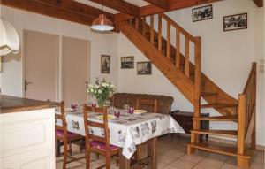 une salle à manger avec une table et un escalier dans l'établissement 3 Bedroom Awesome Home In Lzardrieux, à Lézardrieux