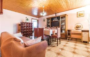 salon ze stołem i jadalnią w obiekcie Apartment Glavani Iv w mieście Barban