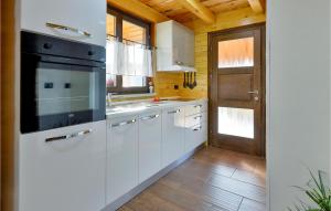 Η κουζίνα ή μικρή κουζίνα στο Pet Friendly Home In Grkavescak