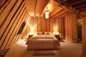 Huilo Huilo Montaña Mágica客房内的一张或多张床位