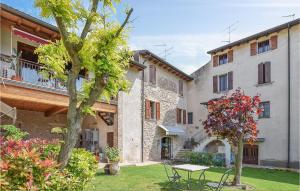 cortile di un edificio con tavolo e albero di Casa Nel Borgo a Monzambano