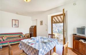 ein Wohnzimmer mit einem Tisch und einem Sofa in der Unterkunft Podere Madonna in Arcidosso