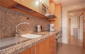 Kuchyňa alebo kuchynka v ubytovaní 2 Bedroom Gorgeous Apartment In Manilva