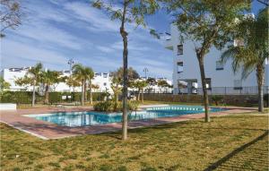 El RomeroにあるNice Apartment In Alhama De Murcia With 2 Bedrooms, Wifi And Swimming Poolの建物前の木々のあるスイミングプール