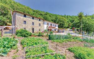 un jardín frente a un edificio en Val Di Vaiana, en Renaio