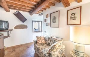 ein Wohnzimmer mit einem Stuhl und einem TV in der Unterkunft Longino in Baschi