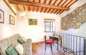 ein Wohnzimmer mit einem Sofa und einem Tisch in der Unterkunft Longino in Baschi