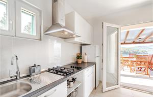 Η κουζίνα ή μικρή κουζίνα στο Cozy Home In Vela Luka With Wifi