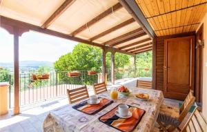 ein Esszimmer mit einem Tisch und einem großen Fenster in der Unterkunft Gorgeous Home In San Giustino Pg With House A Panoramic View in San Giustino