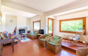 een woonkamer met stoelen en een open haard bij Gorgeous Home In San Giustino Pg With House A Panoramic View in San Giustino