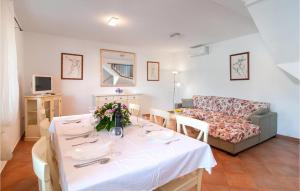 un soggiorno con tavolo e divano di Gorgeous Home In Zarace With House Sea View a Zarače