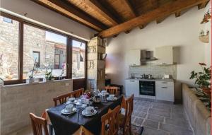 una sala da pranzo con tavolo e una cucina di Nice Home In Ragusa With Outdoor Swimming Pool a Ragusa