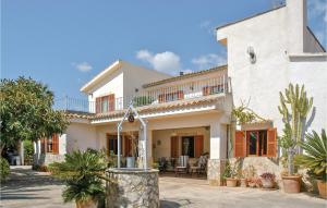 a white house with a fountain in front of it at Amazing Home In Campanet With 4 Bedrooms, Wifi And Outdoor Swimming Pool in Campanet