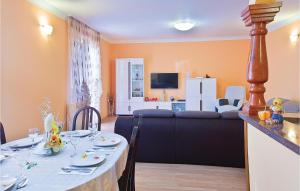 Zdjęcie z galerii obiektu Stunning Apartment In Motovun With Kitchen w mieście Motovun